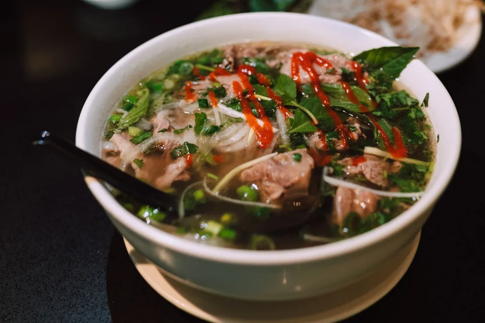 Ly trà trái cây trên bàn gỗ
